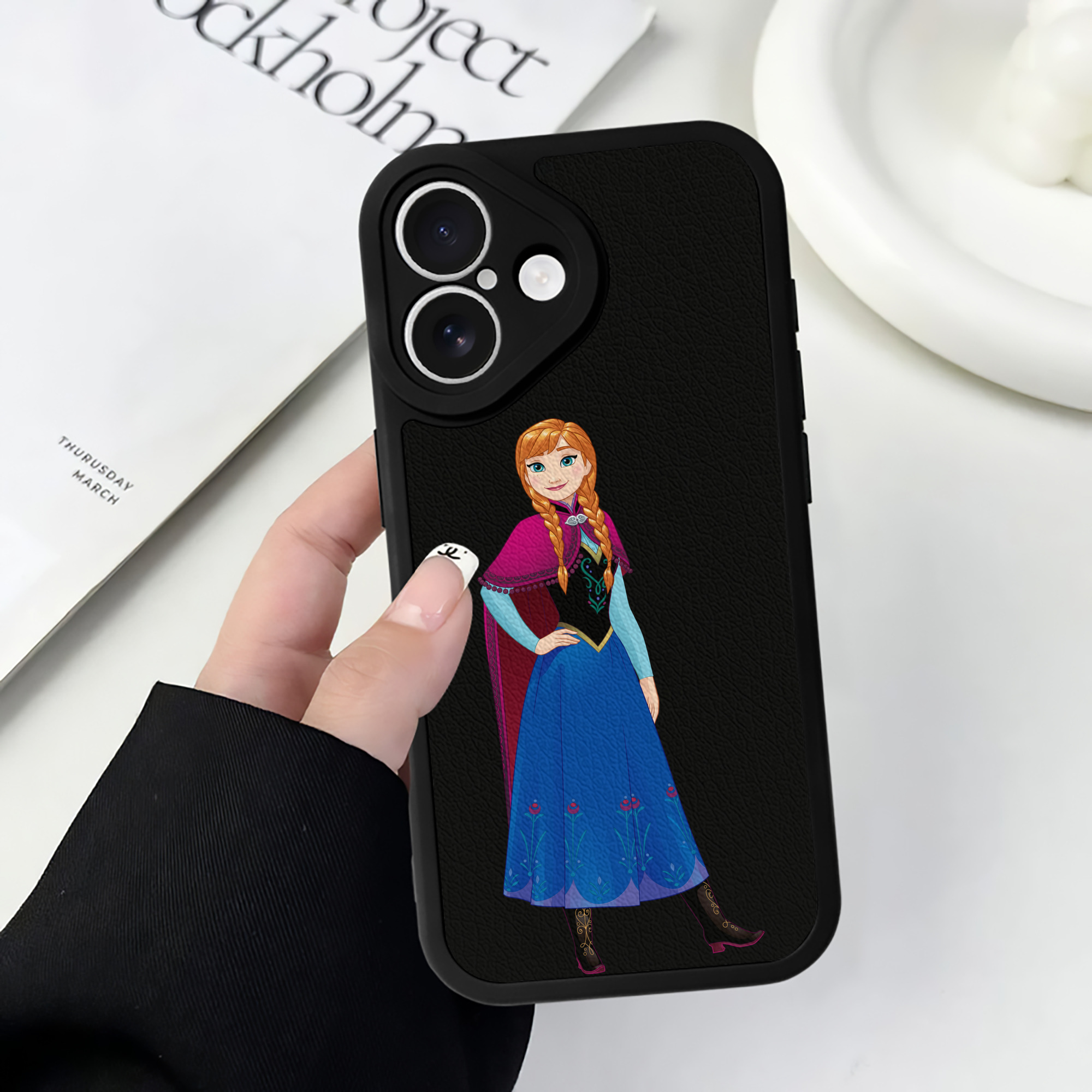 （画像用） アナと雪の女王 アンナ エルサ Frozen Anna Elsa 【iPhone 16シリーズ対応】シリコンスマホケース（レザー調） 材質：シリコン
